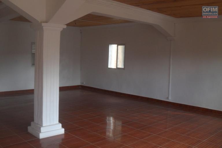 A louer pour usage bureau une villa F9 située à Andranoro Ambohibao