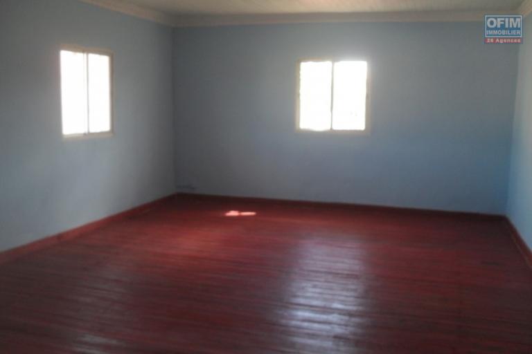 A louer pour usage bureau une villa F9 située à Andranoro Ambohibao