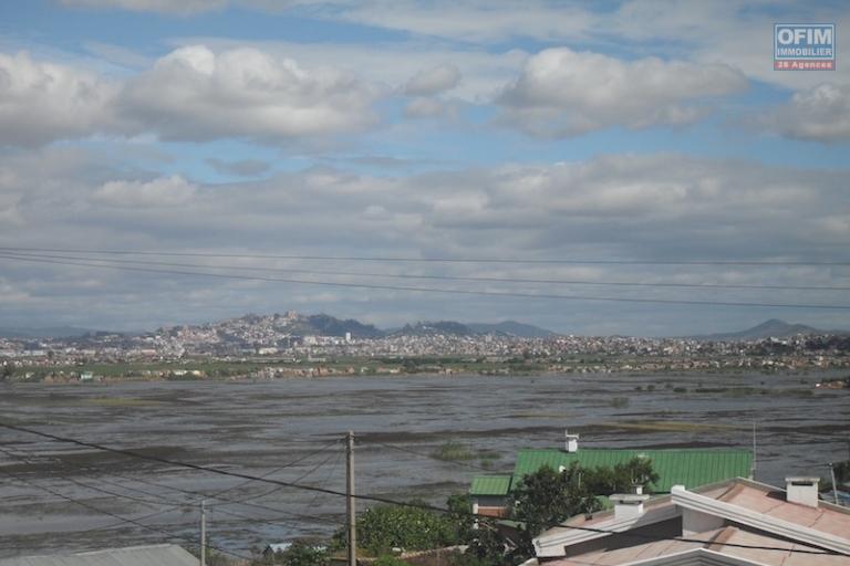 A louer un grand immeuble à 2 étages, accès facile, possédant une belle vue, situé à Amboaroy Ambohibao (NON DISPONIBLE)