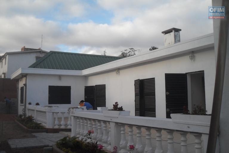 A louer une villa basse F5 neuve , en cours de finition, bâtie sur un terrain de 1500m2, accès facile, située à Maibahoaka Ivato