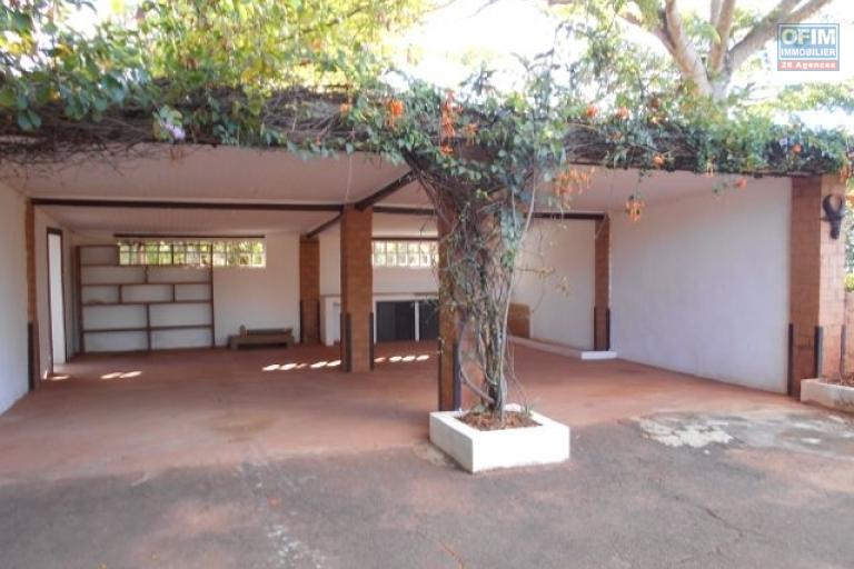 A louer une villa F5 dans une résidence très calme à Ambohitrarahaba Antananarivo