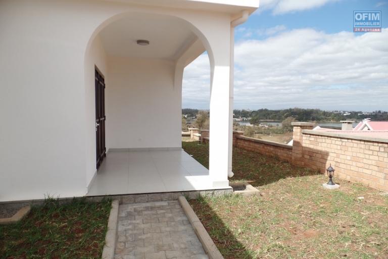 A louer une coquette villa F4 neuve, possédant une belle vue, située à Ambohidratrimo