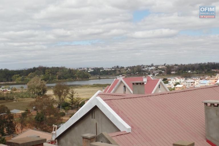 A louer une coquette villa F4 neuve, possédant une belle vue, située à Ambohidratrimo