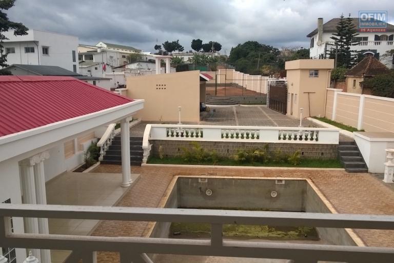 A vendre une grande villa avec piscine sur 1 553 m2 de terrain à Amborompotsy Talatamaty