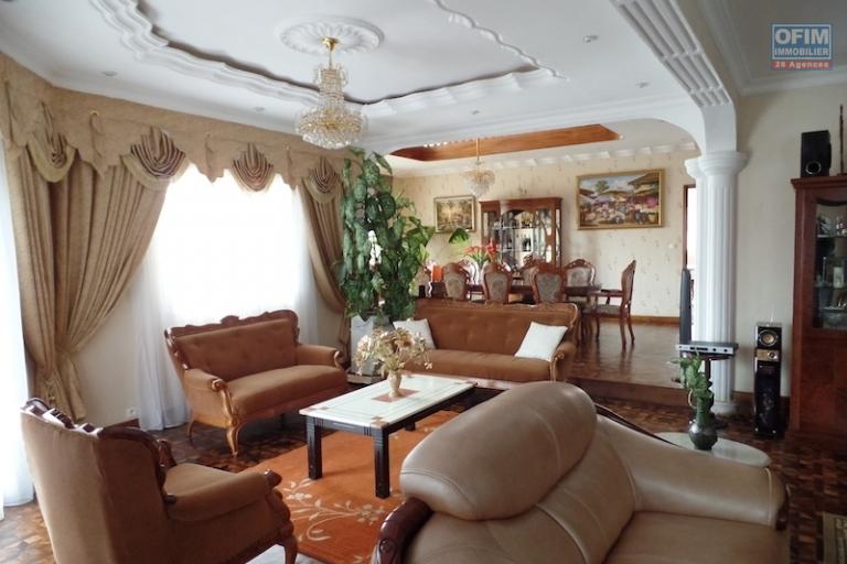 A louer une grande et belle villa F7 avec piscine à débordement située à Androhibe Ambohitrarahaba