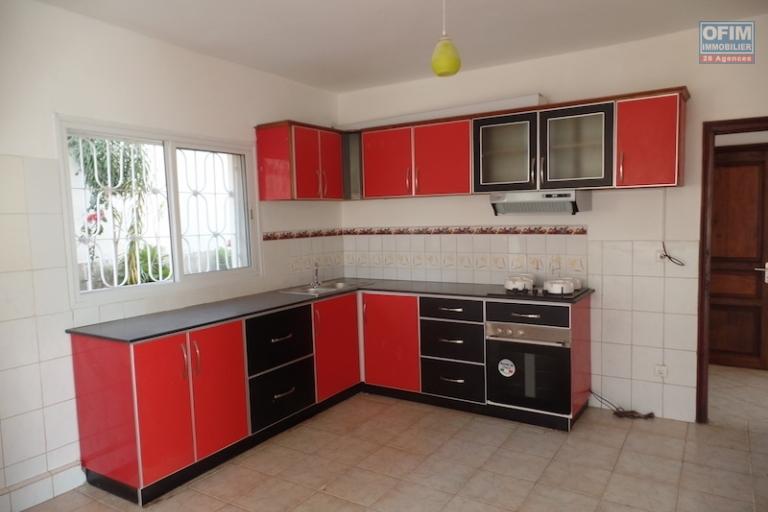 A louer une villa rénovée F6 possédant une belle vue sur la ville d'Antananarivo, située à Antanimenakely Ampitatafika