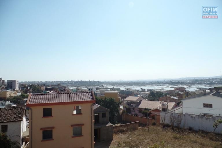 A louer une villa rénovée F6 possédant une belle vue sur la ville d'Antananarivo, située à Antanimenakely Ampitatafika