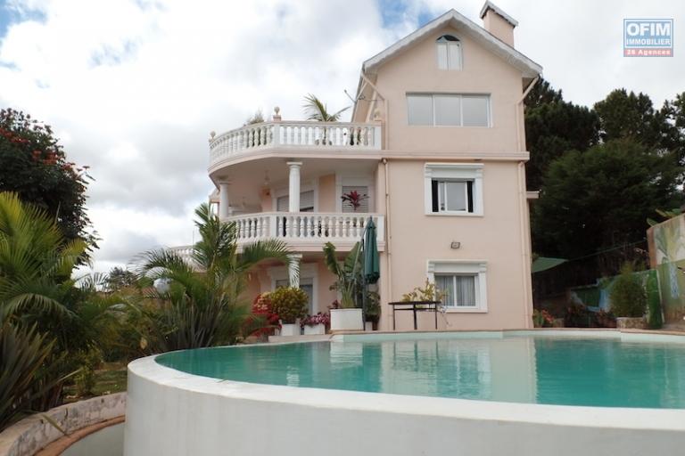 OFIM vous propose en vente cette belle villa de haute standing de type F7 avec piscine à Ambohitrarahaba (près Androhibe)
