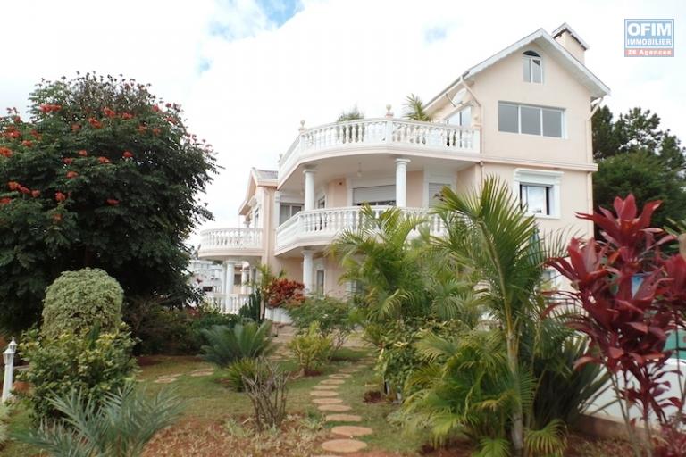 OFIM vous propose en vente cette belle villa de haute standing de type F7 avec piscine à Ambohitrarahaba (près Androhibe)