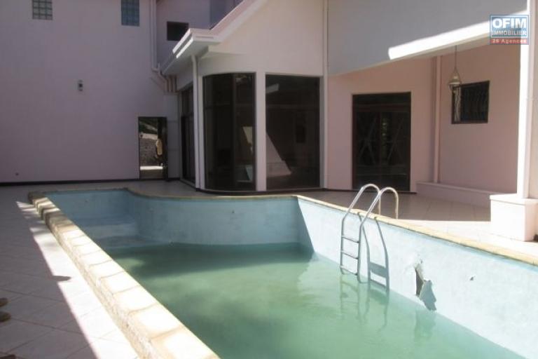 Une grande villa F7 avec piscine à Manakambahiny