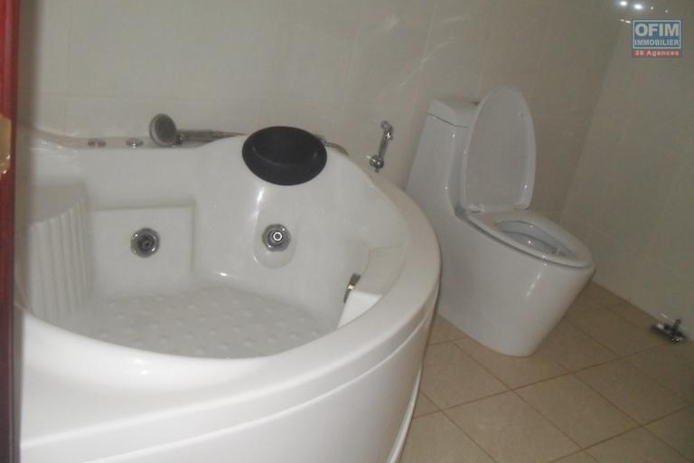 A louer un appartement T3 situé au 3ème étage d'un immeuble près du lycée français d'Ambatobe (NON DISPONIBLE)