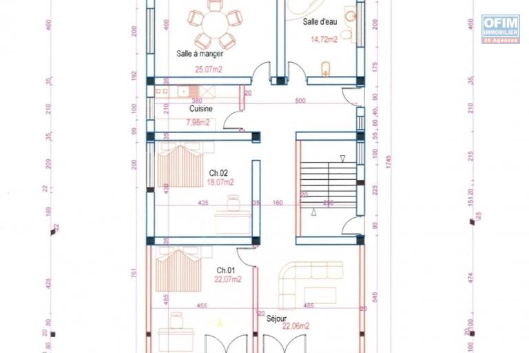 A louer un grand immeuble à 3 étages idéal pour bureau ou autre activité commercial situé au bord de route d'analamahitsy - RDC