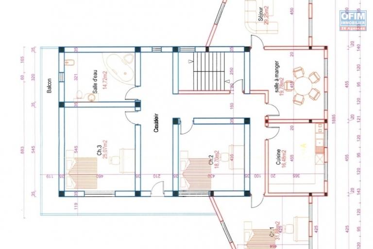 A louer un grand immeuble à 3 étages idéal pour bureau ou autre activité commercial situé au bord de route d'analamahitsy - 1ère étage