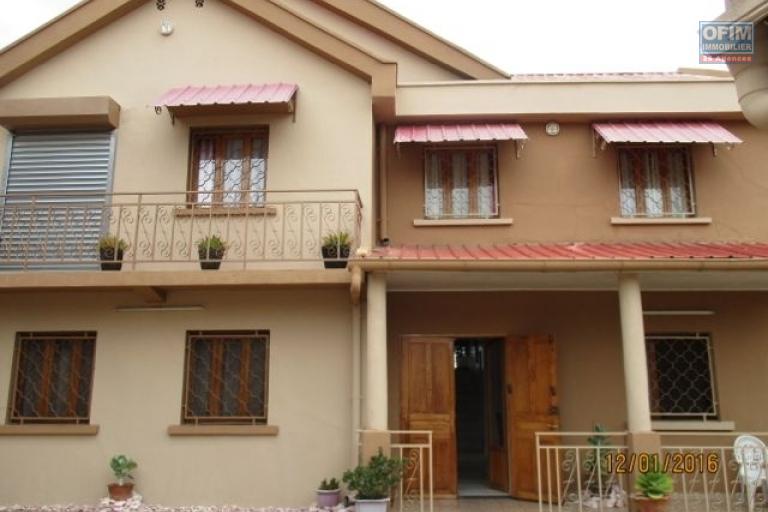 A  louer une villa F6 meublée à étage, facile d'accès et proche de toutes commodités à Imerinafovoany - Atanananarivo