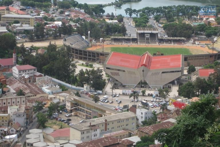 A louer un très bel appartement meublé de type T3 bord de route avec une vue panoramique sur Tananarive côté Ouest