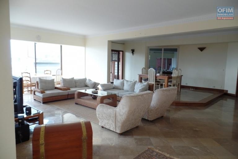 A louer un très bel appartement meublé de type T3 bord de route avec une vue panoramique sur Tananarive côté Ouest