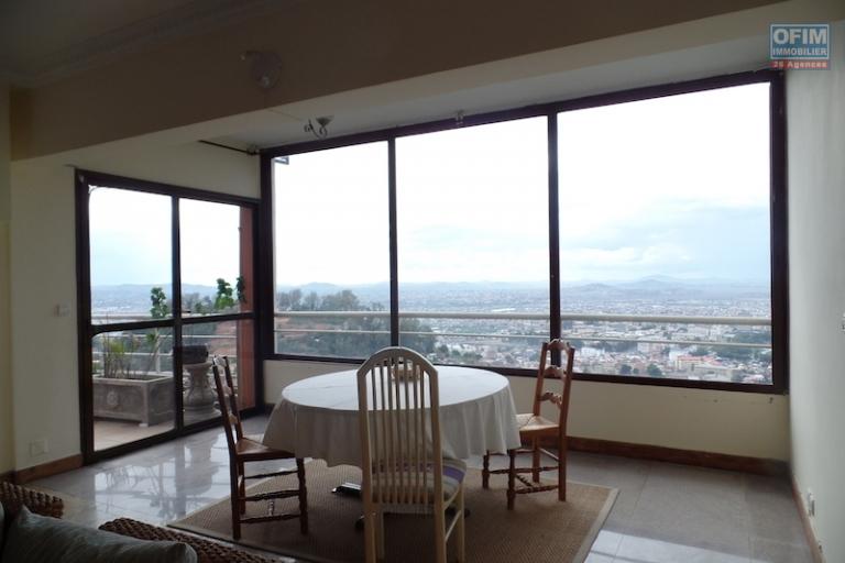 A louer un très bel appartement meublé de type T3 bord de route avec une vue panoramique sur Tananarive côté Ouest