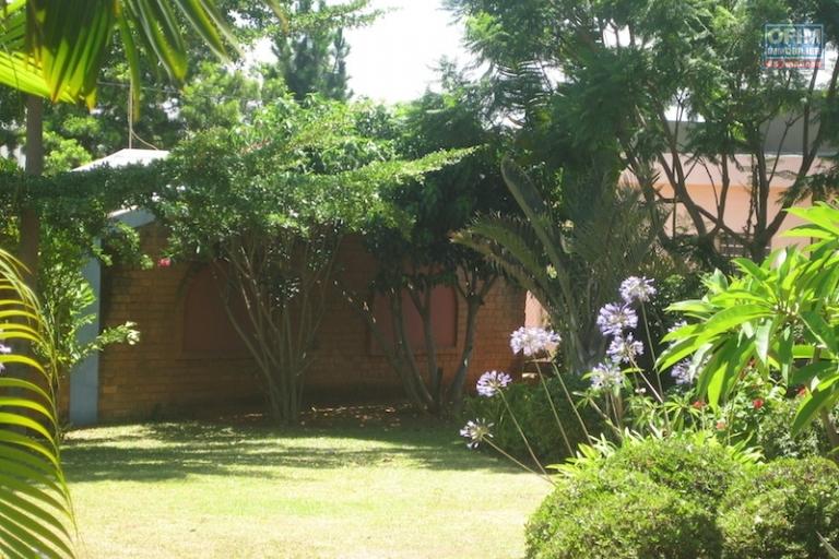 A louer une superbe villa meublée de type F4 avec un très beau jardin près d'un quartier résidentiel à Talatamaty ( NON DISPONIBLE )