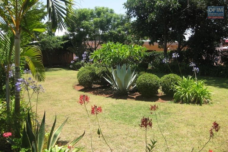 A louer une superbe villa meublée de type F4 avec un très beau jardin près d'un quartier résidentiel à Talatamaty