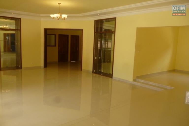 A louer un appartement T5 dans un bâtiment R+1 flambeau neuf situé à Antanetibe Ivato, à 5mn de l'aéroport (NON DISPONIBLE)