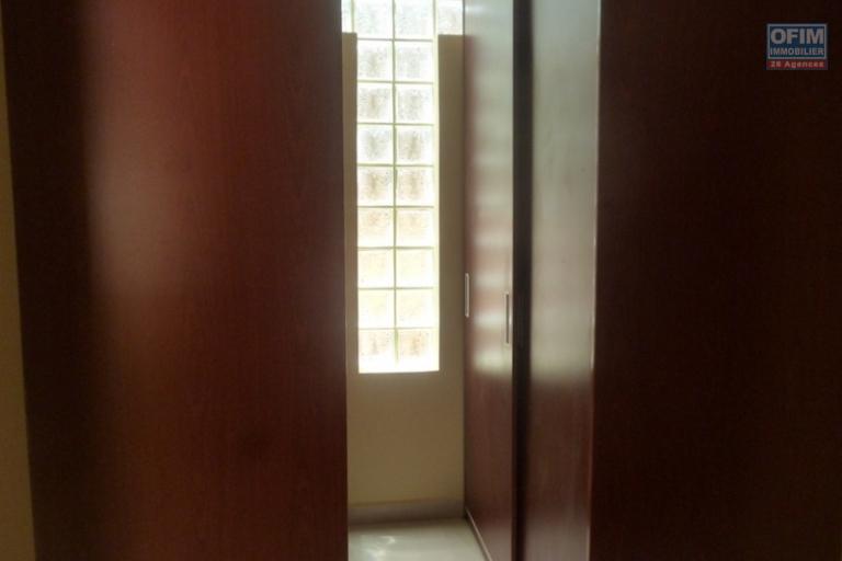 A louer un appartement T5 dans un bâtiment R+1 flambeau neuf situé à Antanetibe Ivato, à 5mn de l'aéroport (NON DISPONIBLE)