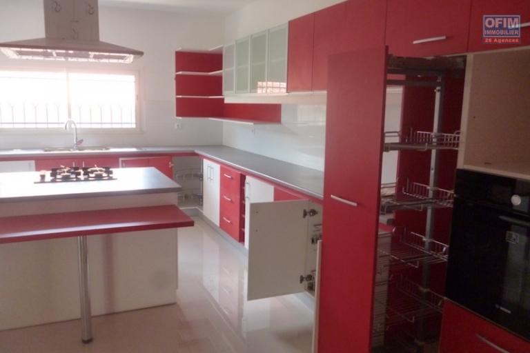 A louer un appartement de type T7 dans un bâtiment fraîchement construit  se situe à 5mn de l'aéroport non loin du centre commercial SUPER U et SCORE avec facile d'accès. (NON DISPONIBLE)