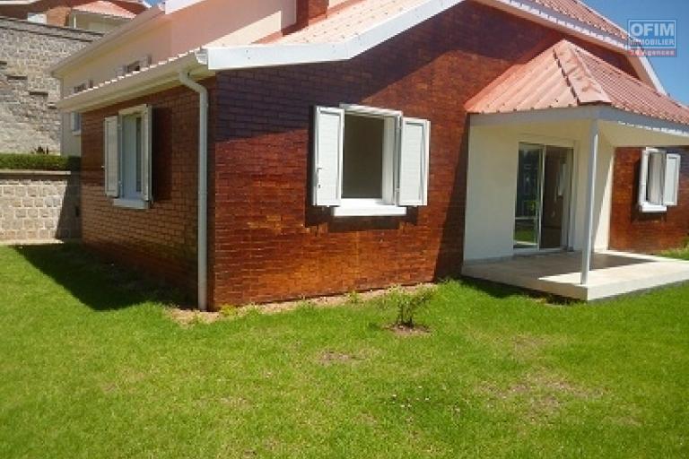 A louer une villa basse F4 dans une résidence clôturée, bien sécurisée sise à Ambatobe et à 5mn du Lycée Français d'Antananarivo (NON DISPONIBLE)