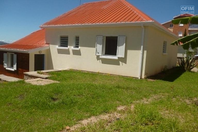 A louer une villa basse F4 dans une résidence clôturée, bien sécurisée sise à Ambatobe et à 5mn du Lycée Français d'Antananarivo (NON DISPONIBLE)