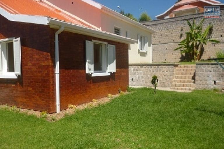 A louer une villa basse F4 dans une résidence clôturée, bien sécurisée sise à Ambatobe et à 5mn du Lycée Français d'Antananarivo (NON DISPONIBLE)