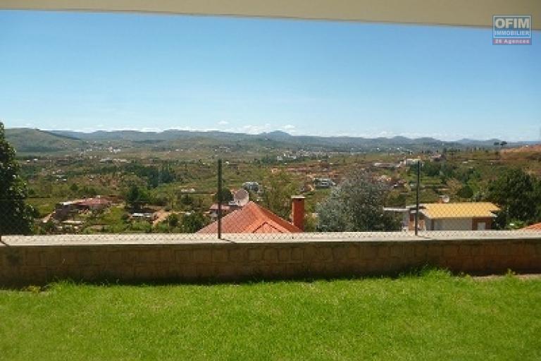 A louer une villa basse F4 dans une résidence clôturée, bien sécurisée sise à Ambatobe et à 5mn du Lycée Français d'Antananarivo
