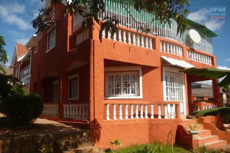 A louer une villa meublée à étage F6 située à Talatamaty proche centre commercial SHOPRITE