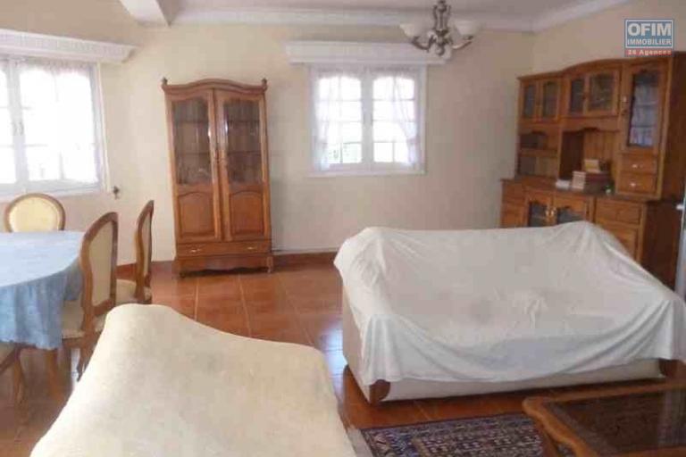 A louer une villa meublée à étage F6 située à Talatamaty proche centre commercial SHOPRITE ( NON DISPONIBLE )