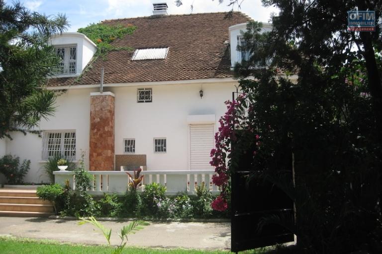 A louer une belle villa à étage F4 semi-meublée dans un quartier résidentiel à Ivandry (NON DISPONIBLE)