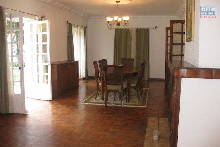 A louer une belle villa à étage F4 semi-meublée dans un quartier résidentiel à Ivandry (NON DISPONIBLE)