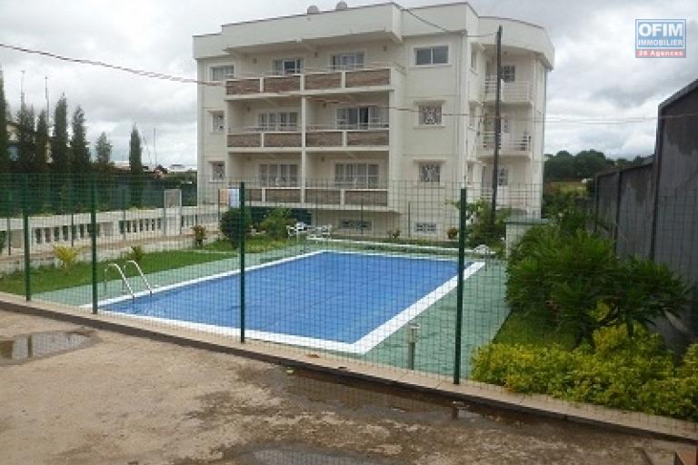 A louer un appartement meublé de type  T3 avec piscine situé à Ambohibao Morondava  dans un immeuble bien sécurisé