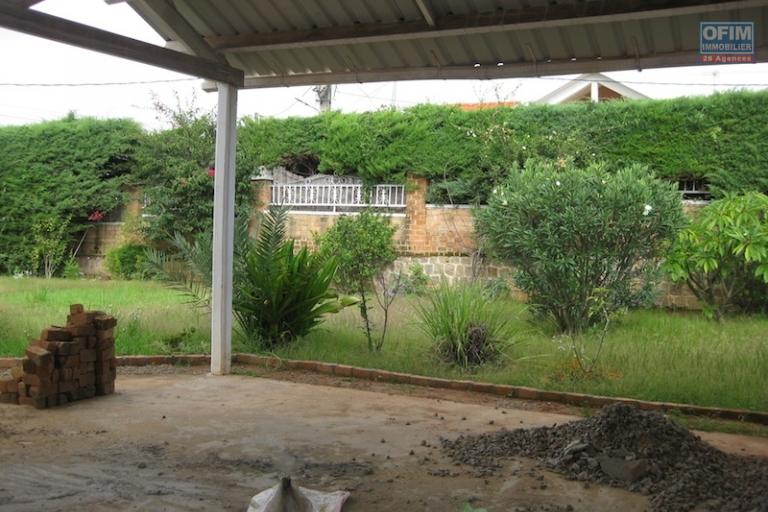 A louer une belle villa basse de type F5 dans un quartier résidentiel près du lycée français d'Ambatobe (NON DISPONIBLE)