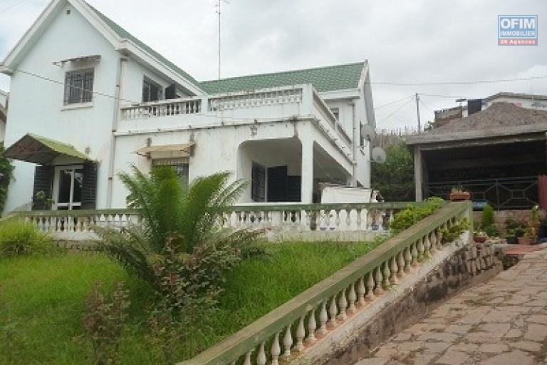A louer villa à étage meublée de type F4 sise à Ambatolampy Antehiroka à 10 mn de l'école primaire C française Ambohibao