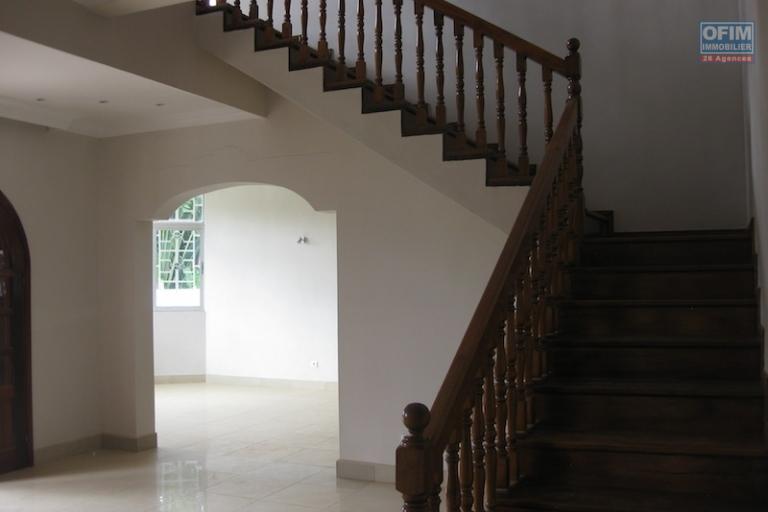 A louer une belle villa à étage type F5 dans une résidence sécurisée à Ambatobe (NON DISPONIBLE)