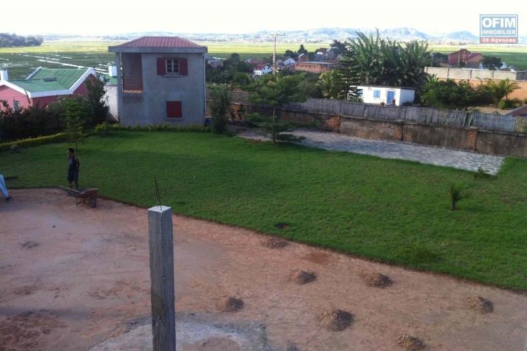 A VENDRE TERRAIN DE 1600 M2  à Ambohijanahary Ambohibao