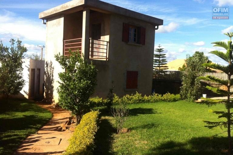 A VENDRE TERRAIN DE 1600 M2  &agrave; Ambohijanahary Ambohibao. Contact Mr Jacky