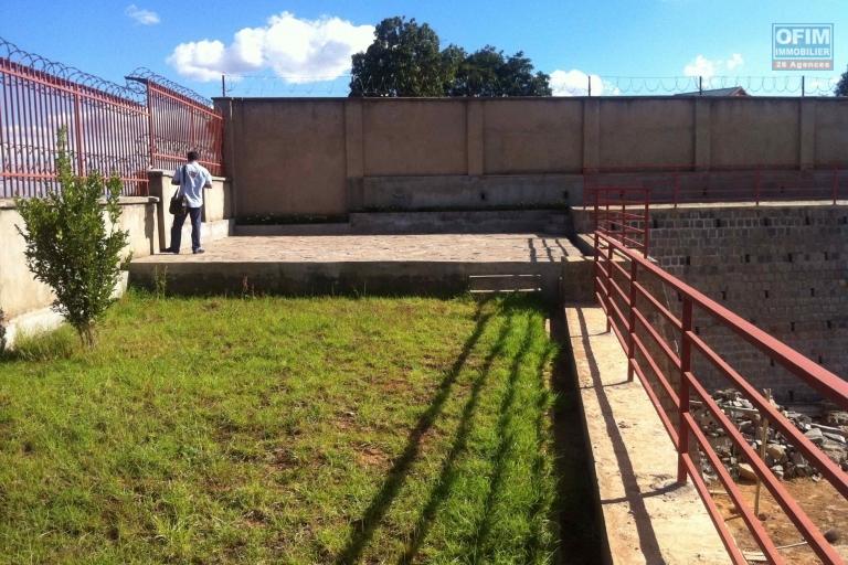 A VENDRE TERRAIN DE 1600 M2  &agrave; Ambohijanahary Ambohibao. Contact Mr Jacky