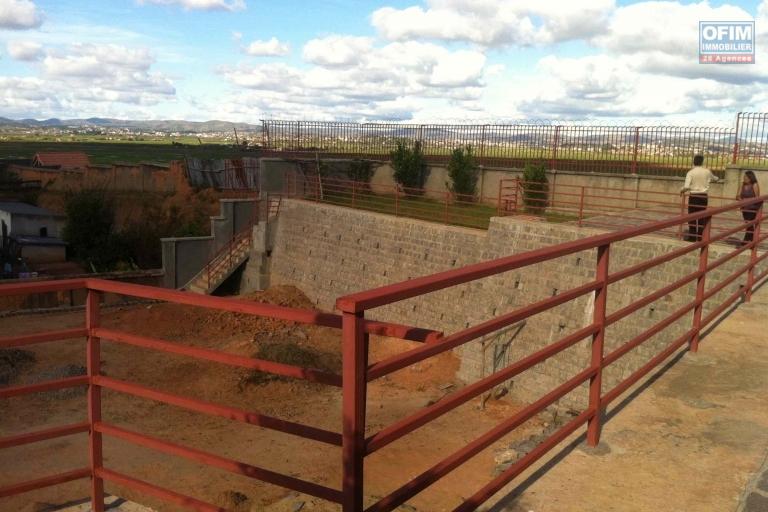 A VENDRE TERRAIN DE 1600 M2  &agrave; Ambohijanahary Ambohibao. Contact Mr Jacky