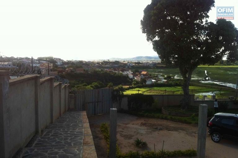 A VENDRE TERRAIN DE 1600 M2 à Ambohijanahary Ambohibao. Contact Mr Jacky +261 34 02 443 04