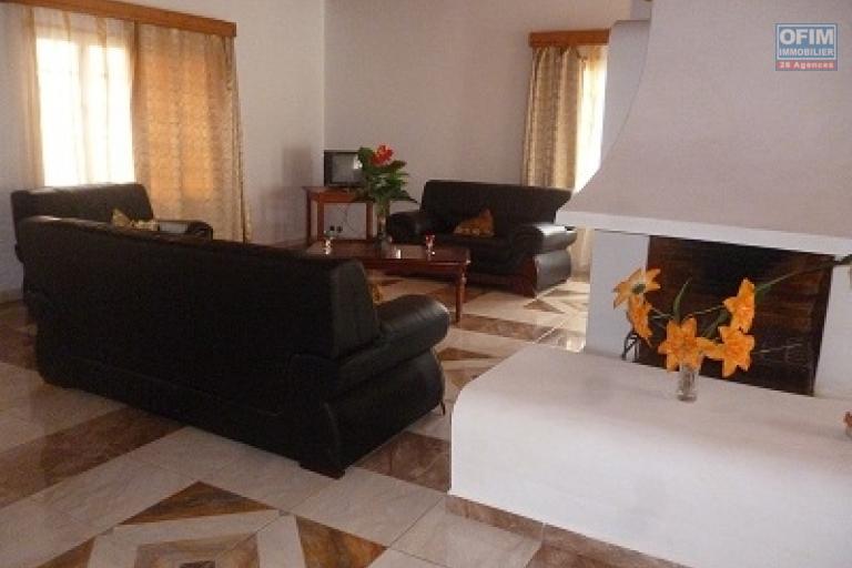 A louer villa à étage meublée de type F5 située à Talatamaty dans une résidence, à proximité de toutes les commodités et le centre commercial SUPER U (NON DISPONIBLE)