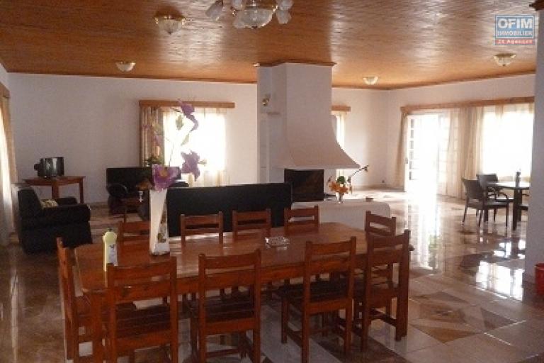 A louer villa à étage meublée de type F5 située à Talatamaty dans une résidence, à proximité de toutes les commodités et le centre commercial SHOPRITE