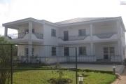 A louer une grande villa de haut standing de type F10 avec piscine neuve dans un endroit calme et résidentiel à 5 minutes de l'école primaire C à Ambohibao