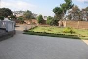 A louer une grande villa de haut standing de type F10 avec piscine neuve dans un endroit calme et résidentiel non loin de l'école primaire française C à Ambohibao