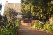 A louer une charmante villa de type F5 bâtie sur un terrain de 4500 m² dans une résidence bien sécurisée et proximité de toutes les commodités sise à Talatamaty