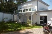 A louer une belle villa moderne semi-meublée à étage de type F5 fraîchement construite sise à Mahatony Soavimasoandro