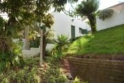 A louer une villa à étage semi-meublée avec piscine et grand jardin bâtie sur un terrain de 1 500 m² facile d'accès à Ambohijanahary Ambohibao